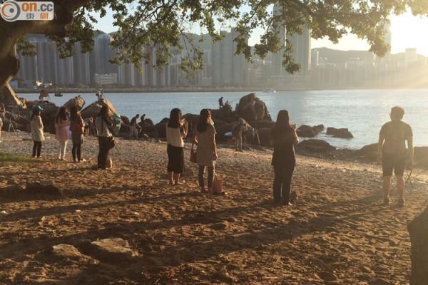 Les femmes qui Tentent de Perdre du Poids, à Regarder le Soleil 8 Onze