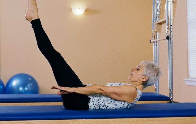 Les 7 Erreurs les plus Communes que les Débutants dans le travail-outs de Plus de 50 Ans de Faire 16 Femme Pratiquant Le Pilates