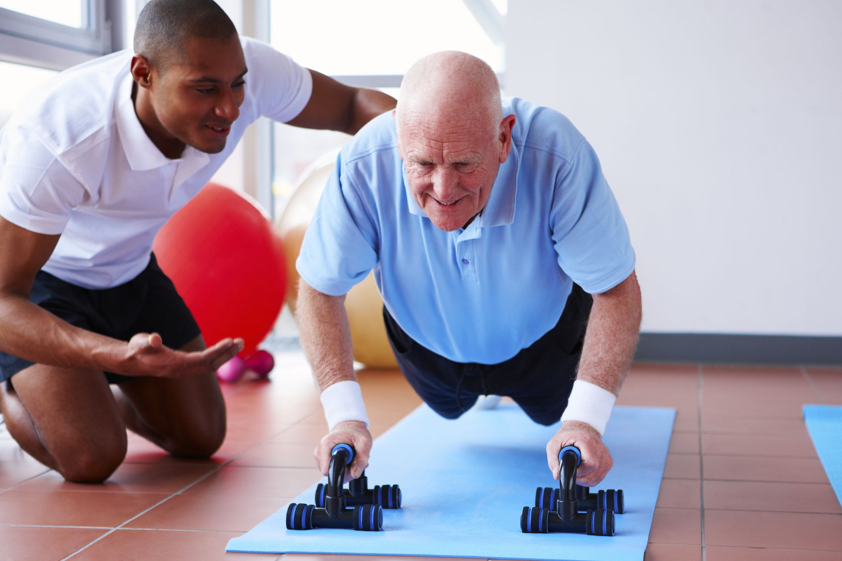 Les 7 Erreurs les plus Communes que les Débutants dans le travail-outs de Plus de 50 Ans de Faire 17 Le Principal, en Faisant des Push-Ups avec Son Entraîneur