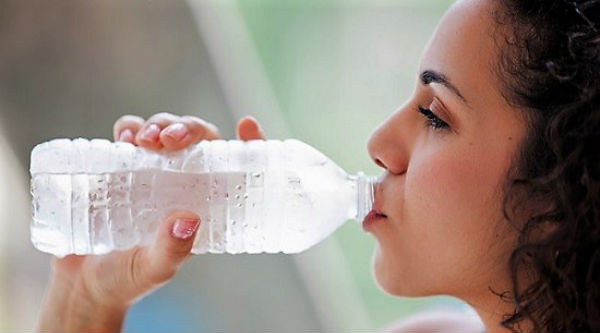 Le Froid De La Glace D'Eau Est Mauvais Pour Nous? - VotreSante.Club 2 votresante.club votresante.club bebendo agua gelada