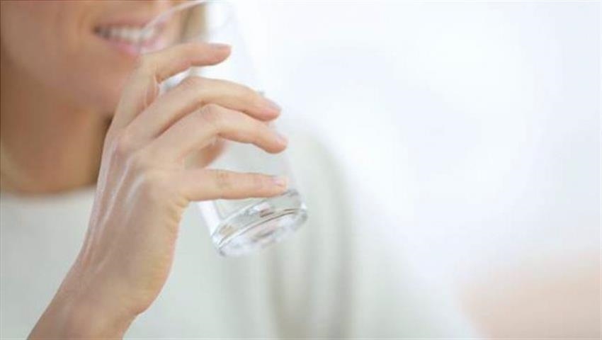 10 Avantages de Boire de l'Eau sur un estomac vide 1 votresante.club votresante.club beber agua em jejum