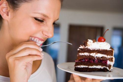 5 Signes Que Vous Avez un penchant pour les Sucreries 7 manger le gâteau
