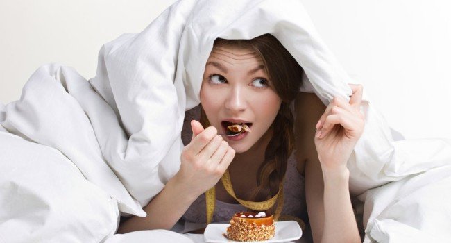 7 Choses Que Vous Ne Devriez Pas Dire À Des Gens Qui Essaient De Perdre Du Poids 15 manger cachés