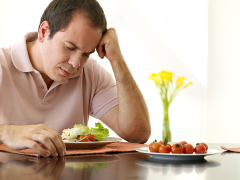 7 Choses Que Vous Ne Devriez Pas Dire À Des Gens Qui Essaient De Perdre Du Poids 18 manger de la salade-ennuyer