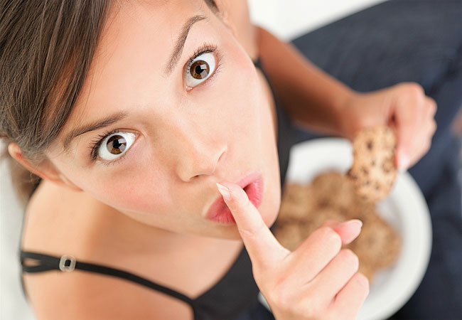 7 Choses Que Vous Ne Devriez Pas Dire À Des Gens Qui Essaient De Perdre Du Poids 14 manger cachés à l'intérieur fermé obj