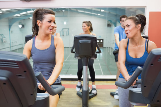 7 Choses Que Vous Ne Devriez Pas Dire À Des Gens Qui Essaient De Perdre Du Poids 17 conversation dans la salle de gym