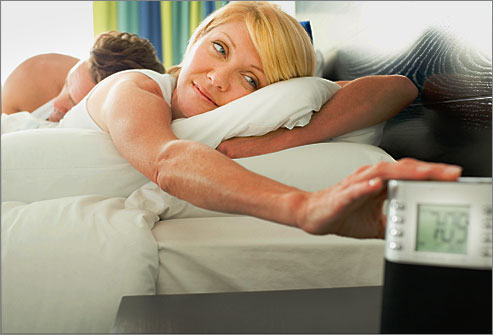 9 Conseils sur la Façon de Renforcer le Système Immunitaire 4 getty_rf_photo_of_woman_turning_off_alarm_clock