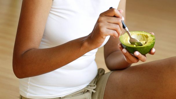 Les Calories dans l'Avocat - Types, Caractéristiques et des Conseils 12 votresante.club votresante.club gty eating avocado nt 131227 16x9 608