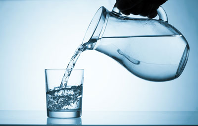 L'Eau Vous Fait Perdre Du Poids? Conseils Pour vous Aider avec Votre Perte de Poids 1 Pichet Servir De L'Eau