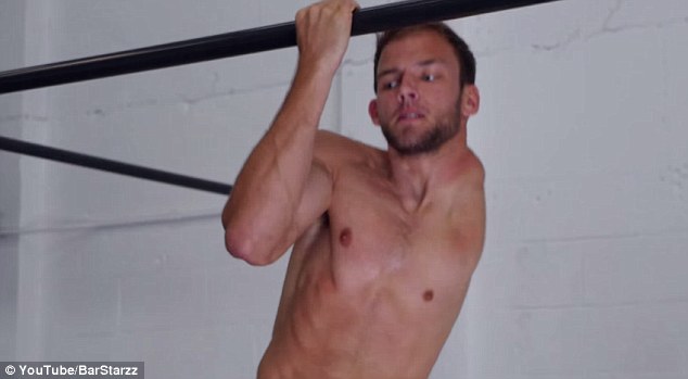 Un homme qui est Né Sans la Partie du Côté Gauche du Corps, il s'entraîne Dur dans la salle de Gym 11 luke4