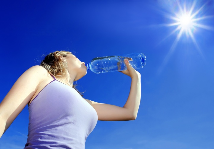 L'alimentation et la Santé de Simples Changements Pour de Grands Résultats 2 La femme de l'eau potable