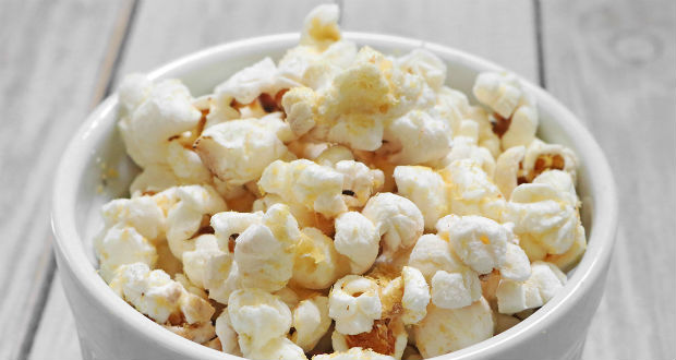 Les Bons Glucides que Vous n'avez pas Besoin de Couper pour Perdre du poids 11 Un bol de pop-corn