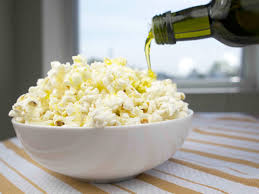 Calories dans maïs soufflé - Types, Caractéristiques et des Conseils 2 un bol de pop-corn avec de l'huile d'olive
