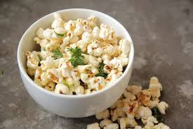 Calories dans maïs soufflé - Types, Caractéristiques et des Conseils 3 un bol de pop-corn avec un †dans l'eau