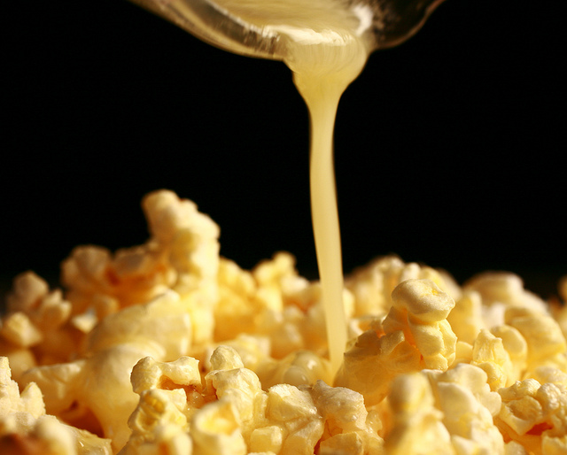 Calories dans maïs soufflé - Types, Caractéristiques et des Conseils 1 un bol de pop-corn avec du beurre