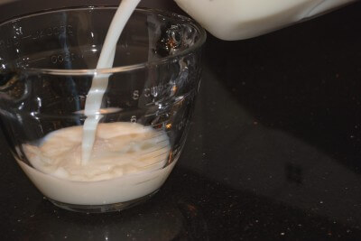 Comment Faire un Yaourt grec ou à la Maison – les recettes-et-Astuces 1 pouringmilk-400x267