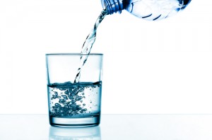 Comment Perdre Du Poids Rapidement En 10 Étapes Cruciales! 1 Par servir de l'eau dans un verre