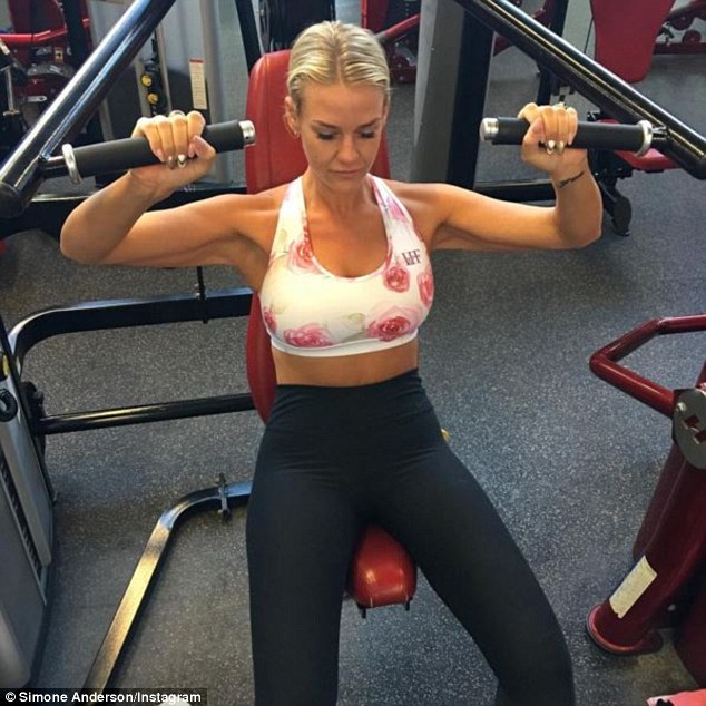 La jeune femme a Perdu 92 lbs et Montre son Incroyable Transformation sur les Réseaux Sociaux 31 simone-12