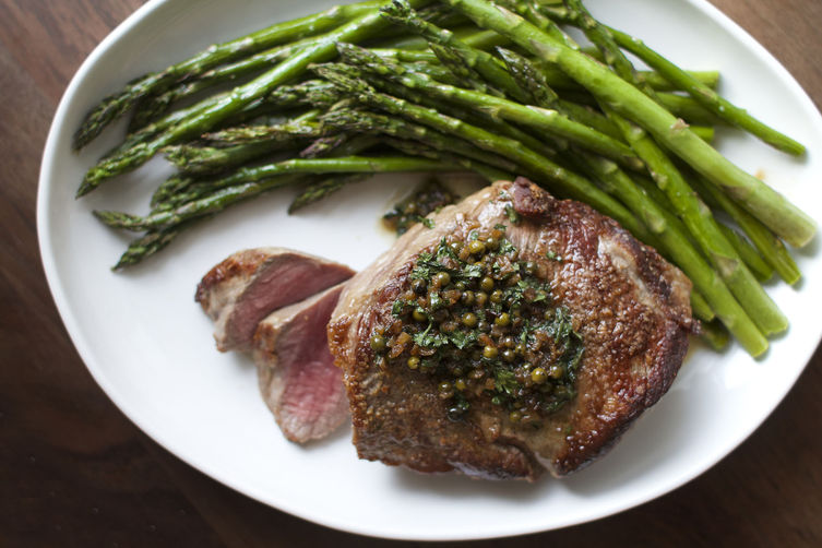 5 Recettes Pour Gagner de la Masse Musculaire Maigre, Délicieux et Différent 1 votresante.club votresante.club steak com aspargos