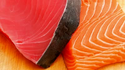 stock-métrage-frais-raw-saumon-et-rouge-thon les morceaux de poisson sur planche de bois-shallow dof-x-intro-motion.