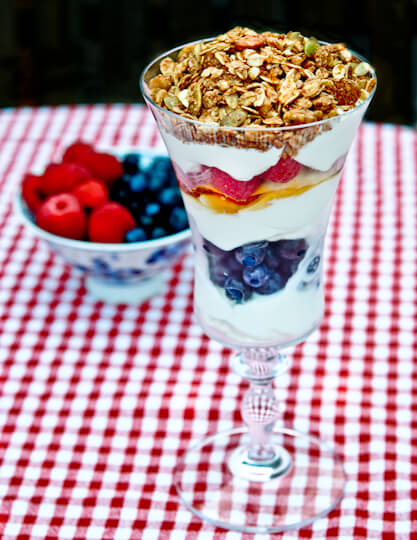 Calories dans les Fruits - Salade-Types, Caractéristiques et des Conseils 5 yogurt_granola-02052